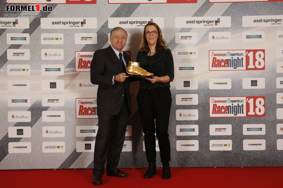 Foto zur News: Stolzer Moment: FIA-Präsident Jean Todt hat den Goldenen Schuh für sein Lebenswerk aus den Händen von Bianca Garloff (Chefredakteurin Auto Bild motorsport) erhalten.