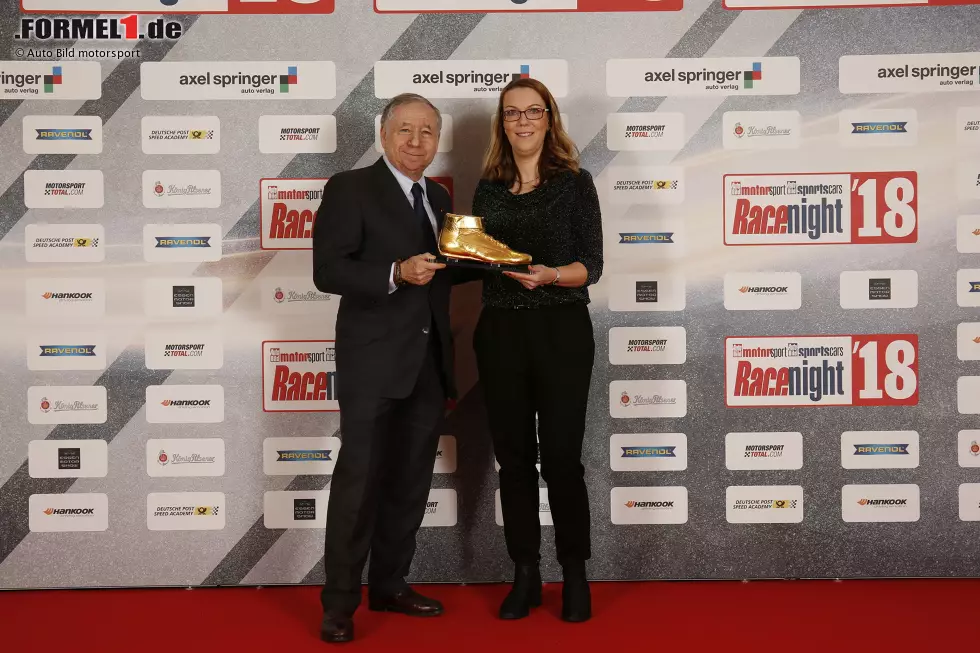 Stolzer Moment: FIA-Präsident Jean Todt hat den Goldenen Schuh für sein Lebenswerk aus den Händen von Bianca Garloff (Chefredakteurin Auto Bild motorsport) erhalten. Foto zur News: Stolzer Moment: FIA-Präsident Jean Todt hat den Goldenen Schuh für sein Lebenswerk aus den Händen von Bianca Garloff (Chefredakteurin Auto Bild motorsport) erhalten.