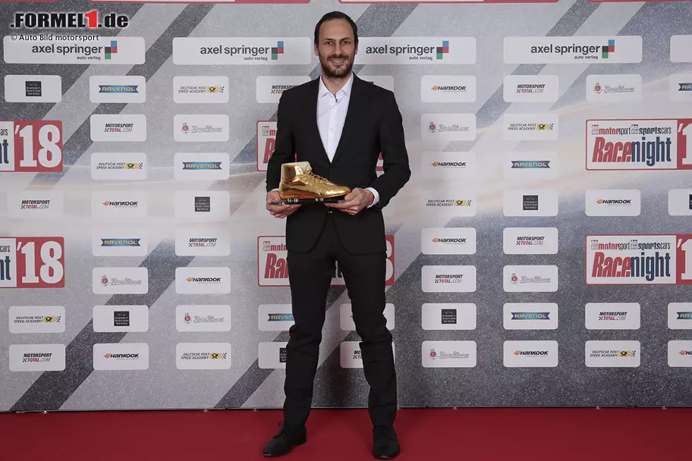 Foto zur News: Gary Paffett mit dem Goldenen Schuh für den DTM-Champion 2018.