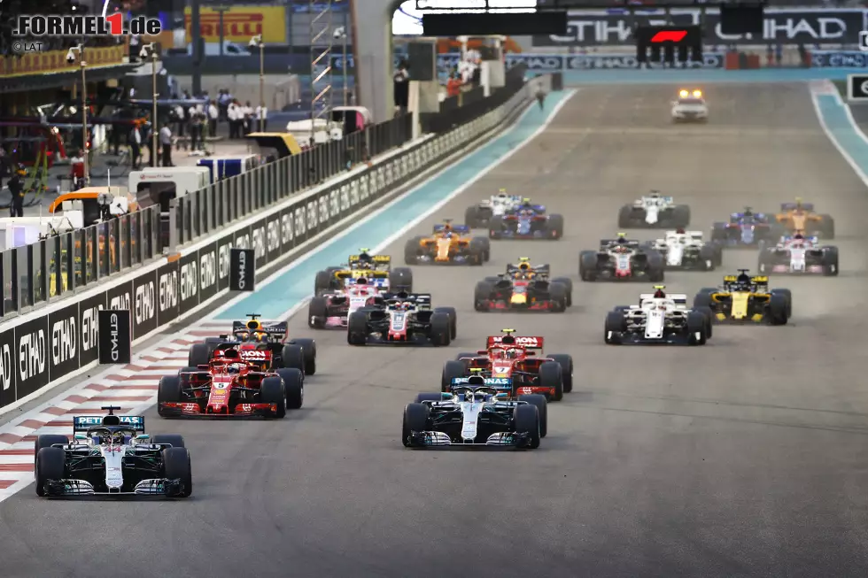 Valtteri Bottas (4): Wenn Hamilton souverän den Grand Prix gewinnt, muss der Mercedes gut sein. Bottas wurde aber aus der Spitzengruppe abgeschlagen Letzter. Warum die Reifen immer nur bei ihm so dramatisch einbrechen, zieht Erklärungsbedarf nach sich. War zum Saisonende einfach nicht in Form. Foto zur News: Valtteri Bottas (4): Wenn Hamilton souverän den Grand Prix gewinnt, muss der Mercedes gut sein. Bottas wurde aber aus der Spitzengruppe abgeschlagen Letzter. Warum die Reifen immer nur bei ihm so dramatisch einbrechen, zieht Erklärungsbedarf nach sich. War zum Saisonende einfach nicht in Form.