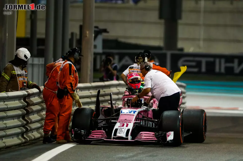 Esteban Ocon (3): An das starke Qualifying konnte er im Rennen nicht ganz anknüpfen. Beim Duell mit Verstappen wirkte er fast verängstigt - zumindest beim zweiten Überholmanöver. Nach Brasilien vielleicht ganz gut so. Letztendlich musste er sein Auto abstellen. Foto zur News: Esteban Ocon (3): An das starke Qualifying konnte er im Rennen nicht ganz anknüpfen. Beim Duell mit Verstappen wirkte er fast verängstigt - zumindest beim zweiten Überholmanöver. Nach Brasilien vielleicht ganz gut so. Letztendlich musste er sein Auto abstellen.