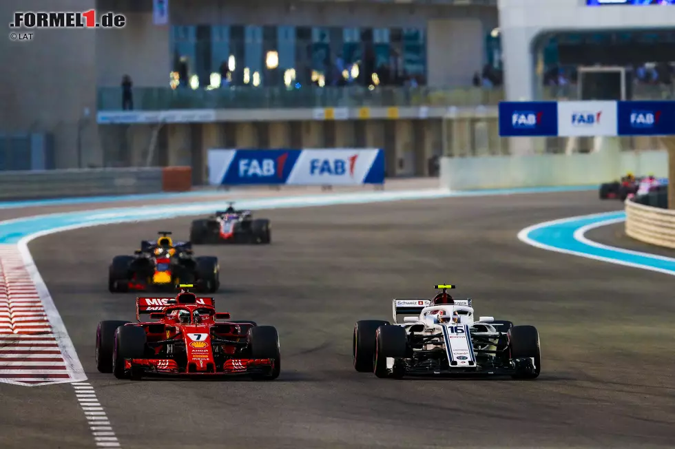 Foto zur News: Charles Leclerc (2): Das &quot;Wunderkind&quot; rückt der Weltspitze immer näher. Wer mit einem Sauber noch im Q2 lila Sektorenzeiten fahren kann und im Rennen auf P4 liegt, bevor die ersten Boxenstopps anstehen, muss ein Ausnahmetalent sein. Letztendlich unterlag er gegen Sainz, weil der frühe VSC-Stopp etwas zu mutig war.