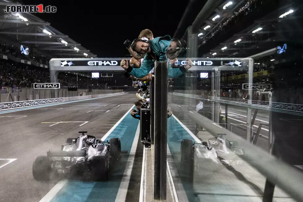 Lewis Hamilton (1): Weltmeisterlich auch zum Abschluss! Die eklatante Differenz zu Bottas zeigt, wie gut Hamilton wirklich ist. 2018 konnte ihm niemand das Wasser reichen. In Abu Dhabi auch nicht. Obwohl der frühe VSC-Stopp im Nachhinein betrachtet vermutlich nicht die schnellste Strategie war. Foto zur News: Lewis Hamilton (1): Weltmeisterlich auch zum Abschluss! Die eklatante Differenz zu Bottas zeigt, wie gut Hamilton wirklich ist. 2018 konnte ihm niemand das Wasser reichen. In Abu Dhabi auch nicht. Obwohl der frühe VSC-Stopp im Nachhinein betrachtet vermutlich nicht die schnellste Strategie war.