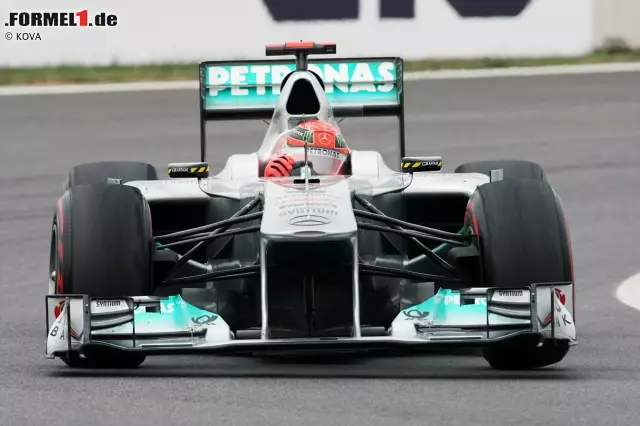 Mercedes MGP W02: Auch das Nachfolgemodell ist noch lange nicht reif für den Titel. Wie auch schon im Vorjahr bleibt Schumacher ohne Podestplatz. Auch Teamkollege Nico Rosberg, der 2010 immerhin dreimal Dritter wird, geht in diesem Jahr leer aus. Bilanz: 19 Rennen, 0 Siege, 0 Pole-Positions Foto zur News: Mercedes MGP W02: Auch das Nachfolgemodell ist noch lange nicht reif für den Titel. Wie auch schon im Vorjahr bleibt Schumacher ohne Podestplatz. Auch Teamkollege Nico Rosberg, der 2010 immerhin dreimal Dritter wird, geht in diesem Jahr leer aus. Bilanz: 19 Rennen, 0 Siege, 0 Pole-Positions