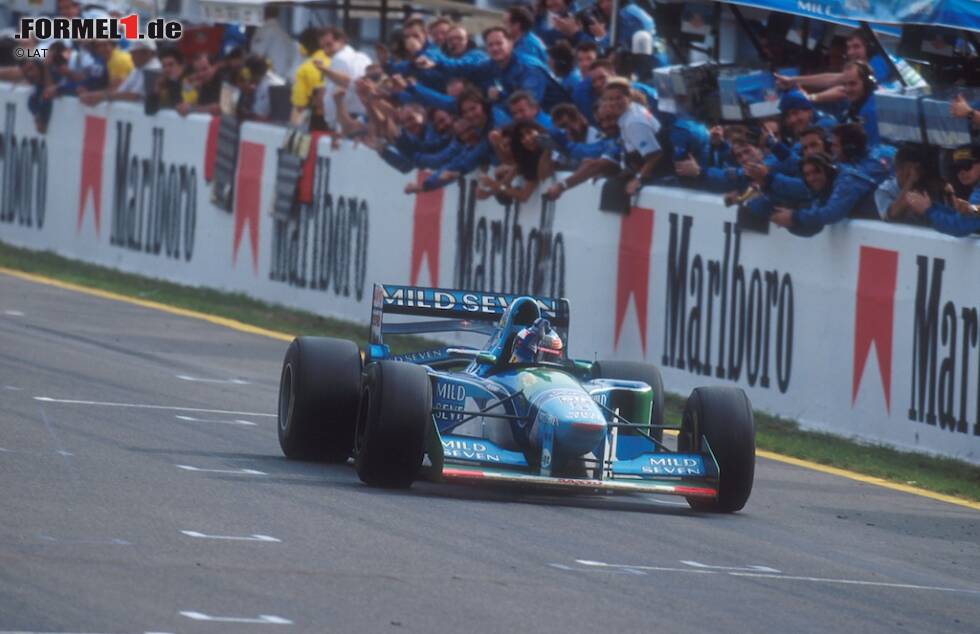 Foto zur News: Benetton B194: &quot;Schumis&quot; erstes Weltmeisterauto! Vor allem zu Saisonbeginn dominiert der B194 die Königsklasse. Schumacher fährt von Sieg zu Sieg und sichert sich in Monaco seine erste Pole-Position in der Formel 1. Am Ende des Jahres gewinnt er den Titel. Bilanz: 14 Rennen, 8 Siege, 6 Pole-Positions