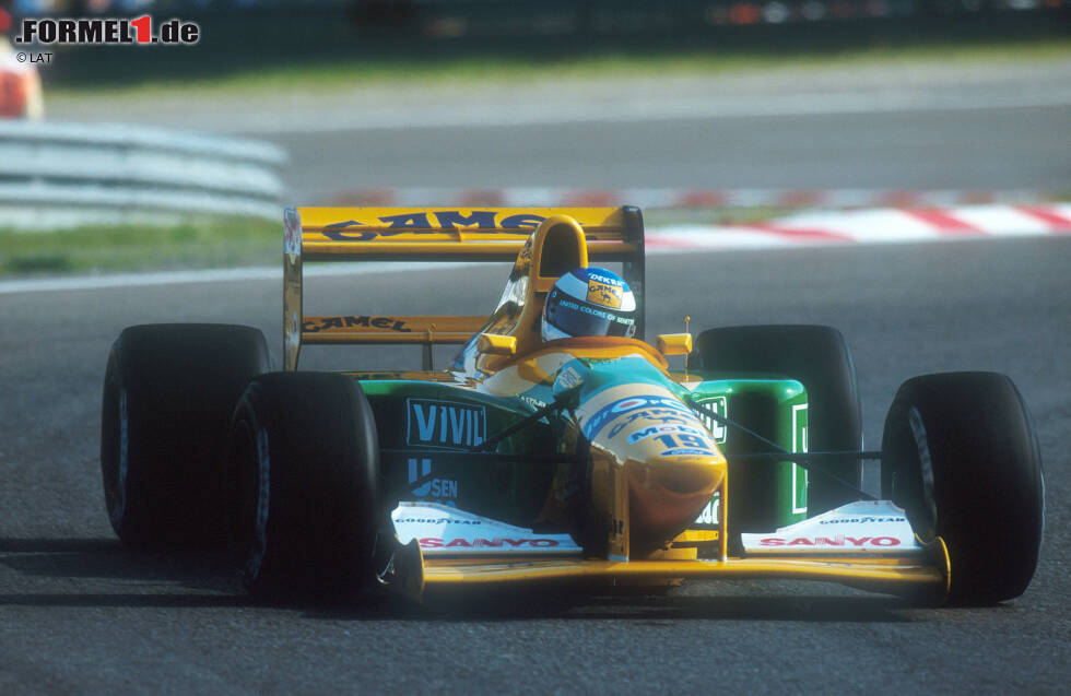 Foto zur News: Benetton B192: Mit etwas Verspätung kommt das neue Auto für die Saison 1992. Der Benetton B192 geht in diesem Jahr als das Auto in die Geschichte ein, mit dem &quot;Schumi&quot; seinen ersten Grand-Prix-Sieg feiert. Der Deutsche triumphiert in Spa, wo er fast genau ein Jahr zuvor sein Debüt gab. Bilanz: 13 Rennen, 1 Sieg, 0 Pole-Positions