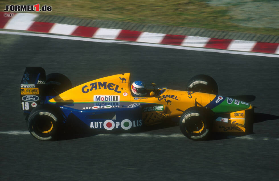 Benetton B191/B191B: Nur ein Rennen später in Monza sitzt "Schumi" bereits bei seinem neuen Team im Auto. Dort fährt er die Saison 1991 zu Ende und holt im folgenden Jahr in der B-Version des Boliden in Mexiko seinen ersten Podestplatz - im gerade einmal achten Formel-1-Rennen! Bilanz: 8 Rennen, 0 Siege, 0 Pole-Positions Benetton B191/B191B: Nur ein Rennen später in Monza sitzt "Schumi" bereits bei seinem neuen Team im Auto. Dort fährt er die Saison 1991 zu Ende und holt im folgenden Jahr in der B-Version des Boliden in Mexiko seinen ersten Podestplatz - im gerade einmal achten Formel-1-Rennen! Bilanz: 8 Rennen, 0 Siege, 0 Pole-Positions