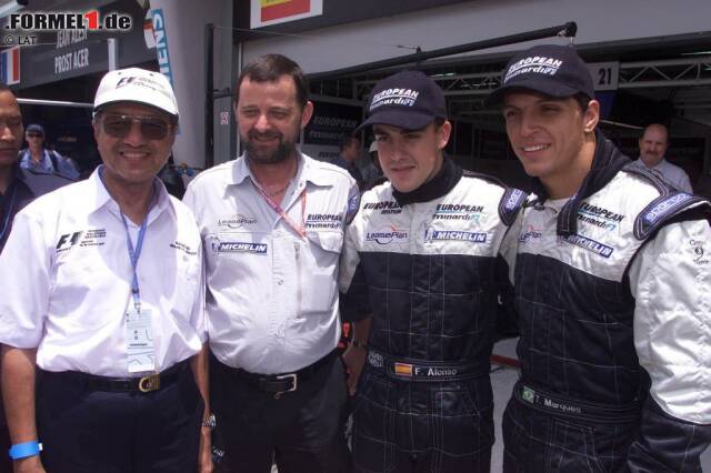 2001 beginnt Alonsos Formel-1-Karriere bei Hinterbänkler Minardi. Bei seinem Debüt in Australien ist er der bis dato drittjüngste Pilot aller Zeiten. Zwar holt er mit dem Team von Paul Stoddart keinen Punkt, dennoch kann er mit tollen Leistungen auf sich aufmerksam machen. Höhepunkt: P11 in Suzuka - vor zahlreichen arrivierten Piloten. 2001 beginnt Alonsos Formel-1-Karriere bei Hinterbänkler Minardi. Bei seinem Debüt in Australien ist er der bis dato drittjüngste Pilot aller Zeiten. Zwar holt er mit dem Team von Paul Stoddart keinen Punkt, dennoch kann er mit tollen Leistungen auf sich aufmerksam machen. Höhepunkt: P11 in Suzuka - vor zahlreichen arrivierten Piloten.