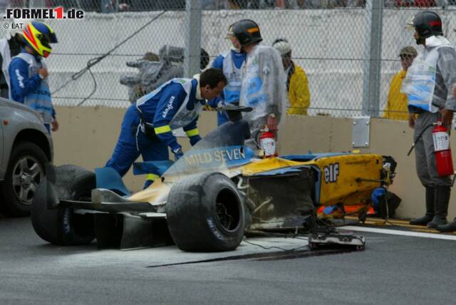 Foto zur News: ... nämlich als er in Brasilien seinen ersten schweren Unfall erlebt. Trümmerteilen eines Unfalls von Mark Webber kann er nicht mehr ausweichen und verunfallt bei schwierigen Bedingungen selbst. Das Rennen wird abgebrochen und Alonso auf Rang drei gewertet. Das Podium findet jedoch ohne ihn statt.