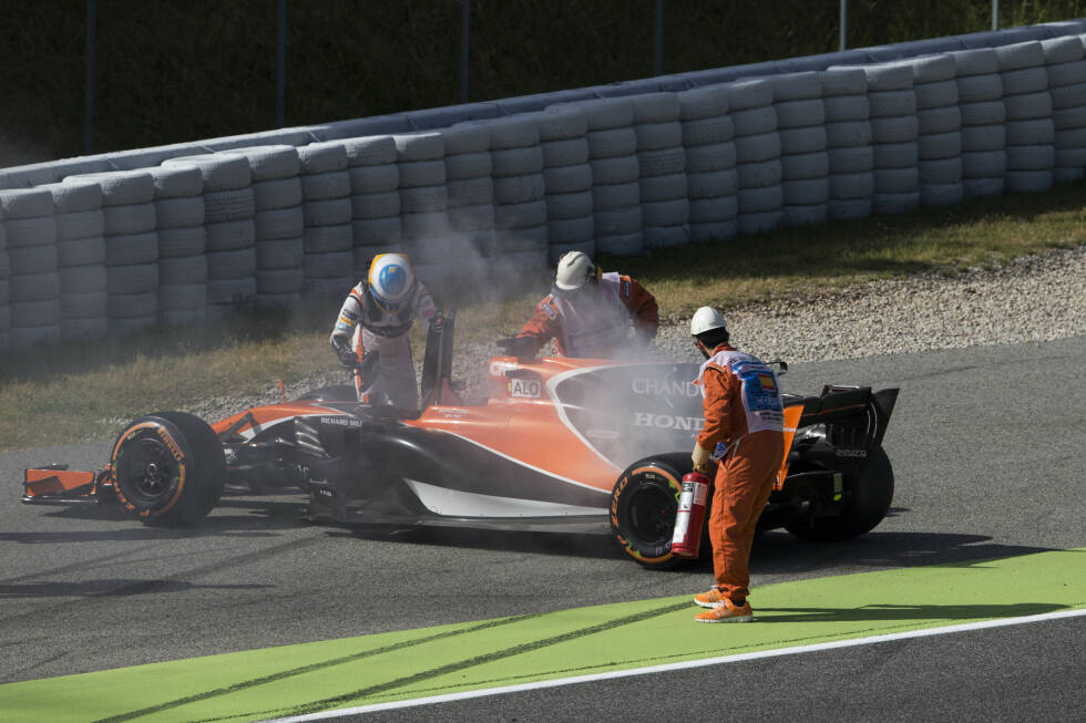 Foto zur News: Auch im dritten Honda-Jahr wird es nicht besser: Defekt um Defekt zermürbt Alonso, der es sogar vorzieht, in der IndyCar-Serie zu fahren als in Monaco. Erst mit dem Wechsel zu Renault wird es 2018 besser. Ein dritter Titel ist zum Zeitpunkt seines 300. Rennens aber trotzdem nicht in Sicht.