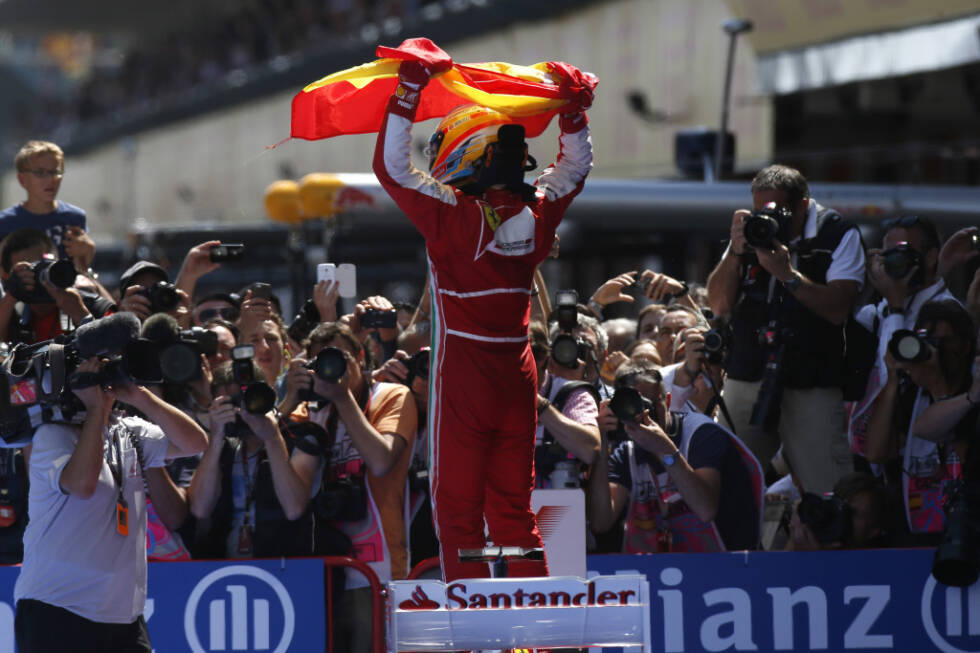 Foto zur News: 2013 feiert er einen umjubelten Heimsieg in Spanien - es ist sein bis dato letzter Sieg in der Formel 1. Nach fünf Jahren bei Ferrari hat Alonso genug davon, immer nur Zweiter zu werden und kündigt seinen Wechsel an. Es geht wieder zu McLaren zurück, wo man die Ära mit Motorenpartner Honda wieder aufleben lassen will.
