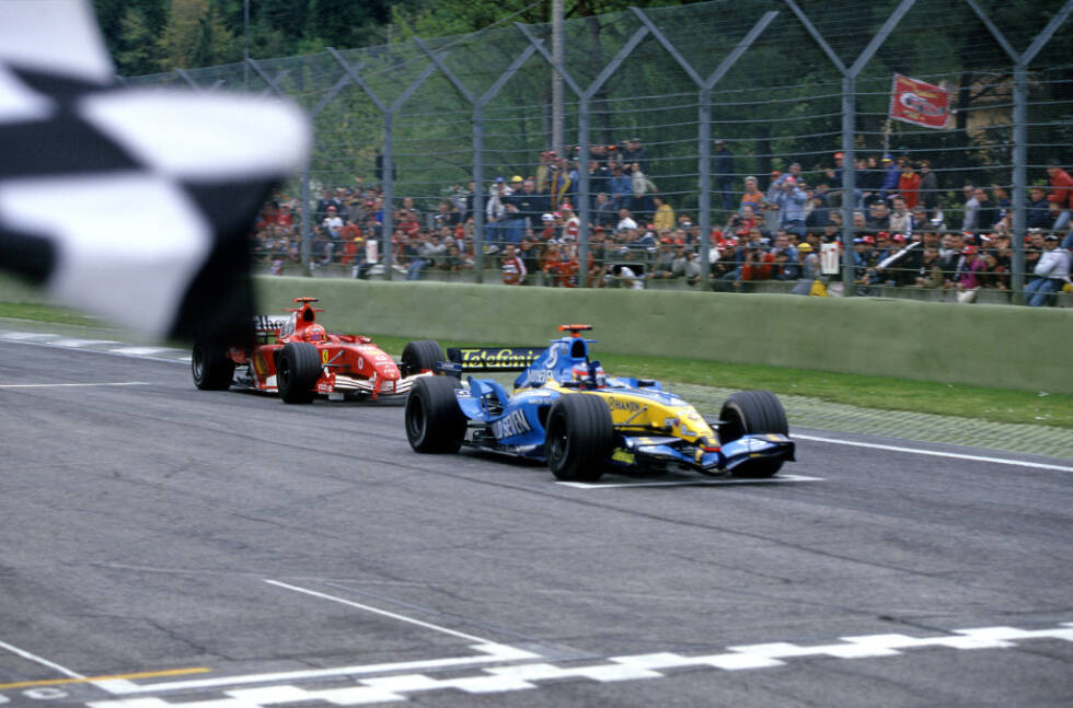 Foto zur News: Dort beißt sich Michael Schumacher in der Schlussphase nämlich rundenlang die Zähne aus. Der siebenmalige Weltmeister war nur von weit hinten gestartet und deutlich schneller, doch am Renault gibt es für ihn an diesem Tag kein Vorbeikommen. Alonso siegt mit 0,2 Sekunden Vorsprung und wird am Ende Weltmeister.