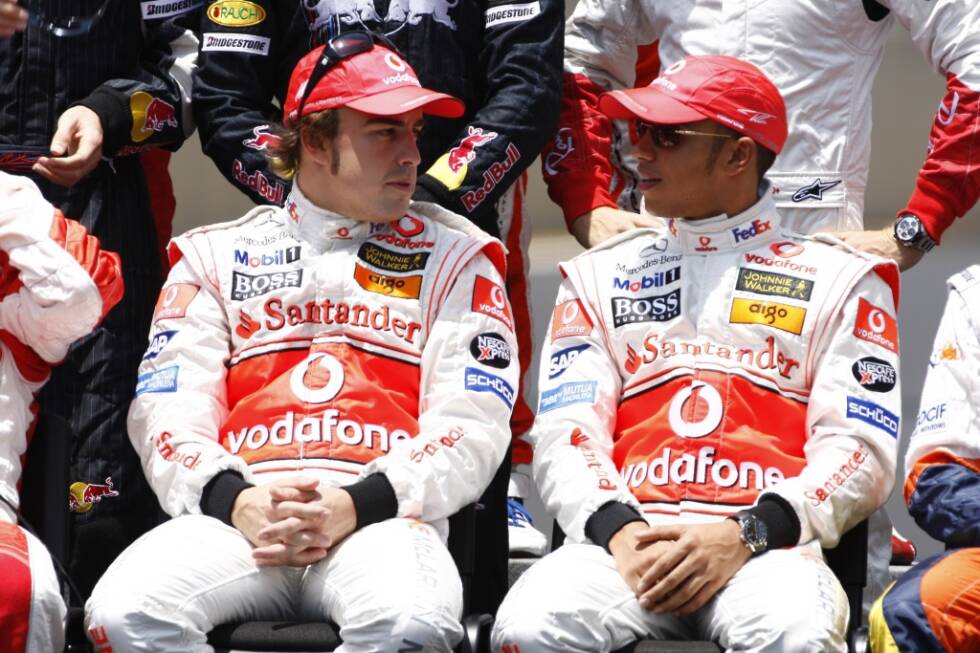 Foto zur News: Als Weltmeister und klarer Favorit startet er 2007, doch ein junger Teamkollege stiehlt ihm die Show. Lewis Hamilton fordert Alonso heraus, es kommt zum Krieg der Sterne. Mit zahlreichen Tricks (etwa Blockade von Ungarn) behindern sie sich gegenseitig und verpassen den Titel um je einen Punkt. Alonso flieht zurück zu Renault.