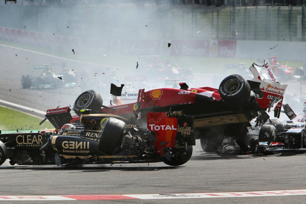 Foto zur News: Die nächste Titelchance gibt es 2012, doch wieder verliert er im letzten Rennen gegen Vettel. Dass es am Ende nicht reicht, hat auch mit einer Startkollision in Belgien zu tun. Dort wird er vom außer Kontrolle geratenen Romain Grosjean torpediert, der nur knapp am Kopf des Asturiers vorbeifliegt und gesperrt wird.