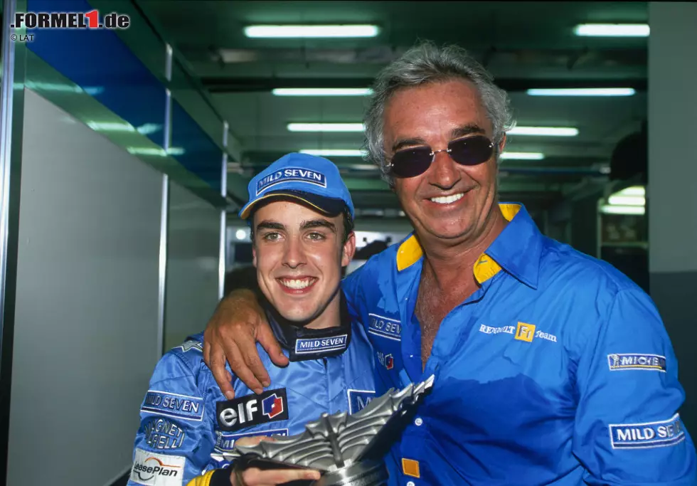 Foto zur News: Zwar muss er 2002 auf die Ersatzbank zurück, doch für Alonso schmeißt Flavio Briatore ein Jahr später sogar den hochgelobten Jenson Button vor die Tür. Es lohnt sich: Gleich in seinem zweiten Rennen in Malaysia fährt er als jüngster Pilot zur Pole-Position und holt mit Rang drei seinen ersten Podestplatz. Doch die Schattenseite folgt ...