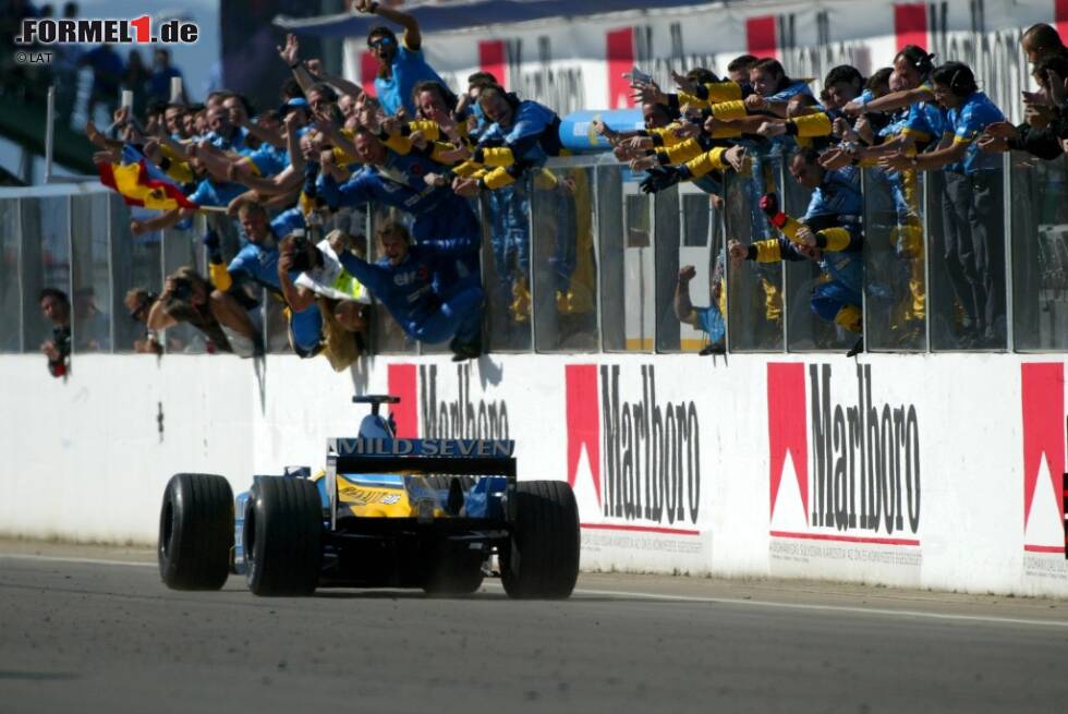 Foto zur News: Spätestens in Ungarn geht sein Stern auf! Alonso düpiert die Konkurrenz auf dem Hungaroring und fährt souverän zur Pole-Position und einen Tag später sogar zu seinem ersten Grand-Prix-Sieg - natürlich als bis dato jüngster Fahrer aller Zeiten. Dabei überrundet er sogar einen gewissen Michael Schumacher.