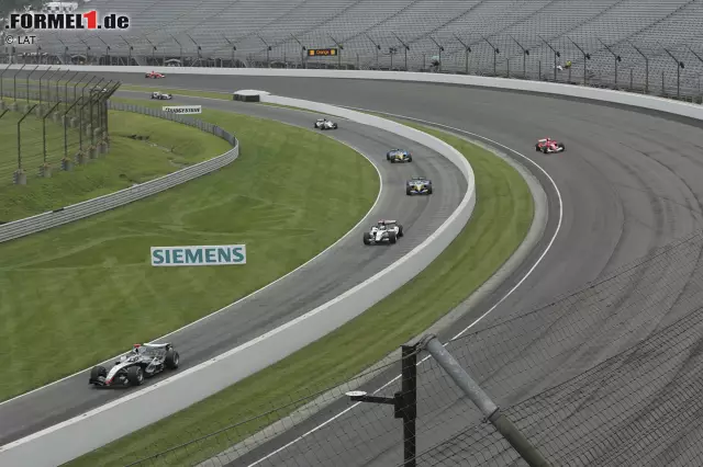 Indianapolis Motor Speedway: Indy und die Formel 1 - das passt irgendwie nie so richtig zusammen. Zwischen 2000 und 2007 ist die Königsklasse auf dem "Brickyard" zu Gast. In Erinnerung bleibt vor allem das Skandalrennen 2005, bei dem lediglich sechs Autos an den Start gehen. Es ist der Anfang vom Ende. Foto zur News: Indianapolis Motor Speedway: Indy und die Formel 1 - das passt irgendwie nie so richtig zusammen. Zwischen 2000 und 2007 ist die Königsklasse auf dem "Brickyard" zu Gast. In Erinnerung bleibt vor allem das Skandalrennen 2005, bei dem lediglich sechs Autos an den Start gehen. Es ist der Anfang vom Ende.