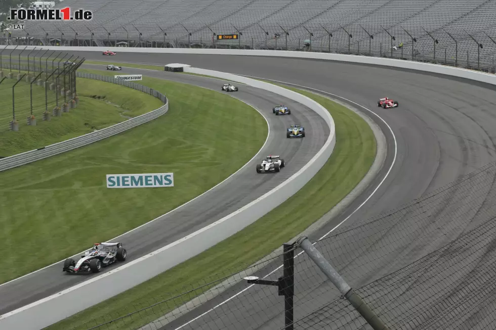 Indianapolis Motor Speedway: Indy und die Formel 1 - das passt irgendwie nie so richtig zusammen. Zwischen 2000 und 2007 ist die Königsklasse auf dem "Brickyard" zu Gast. In Erinnerung bleibt vor allem das Skandalrennen 2005, bei dem lediglich sechs Autos an den Start gehen. Es ist der Anfang vom Ende. Foto zur News: Indianapolis Motor Speedway: Indy und die Formel 1 - das passt irgendwie nie so richtig zusammen. Zwischen 2000 und 2007 ist die Königsklasse auf dem "Brickyard" zu Gast. In Erinnerung bleibt vor allem das Skandalrennen 2005, bei dem lediglich sechs Autos an den Start gehen. Es ist der Anfang vom Ende.