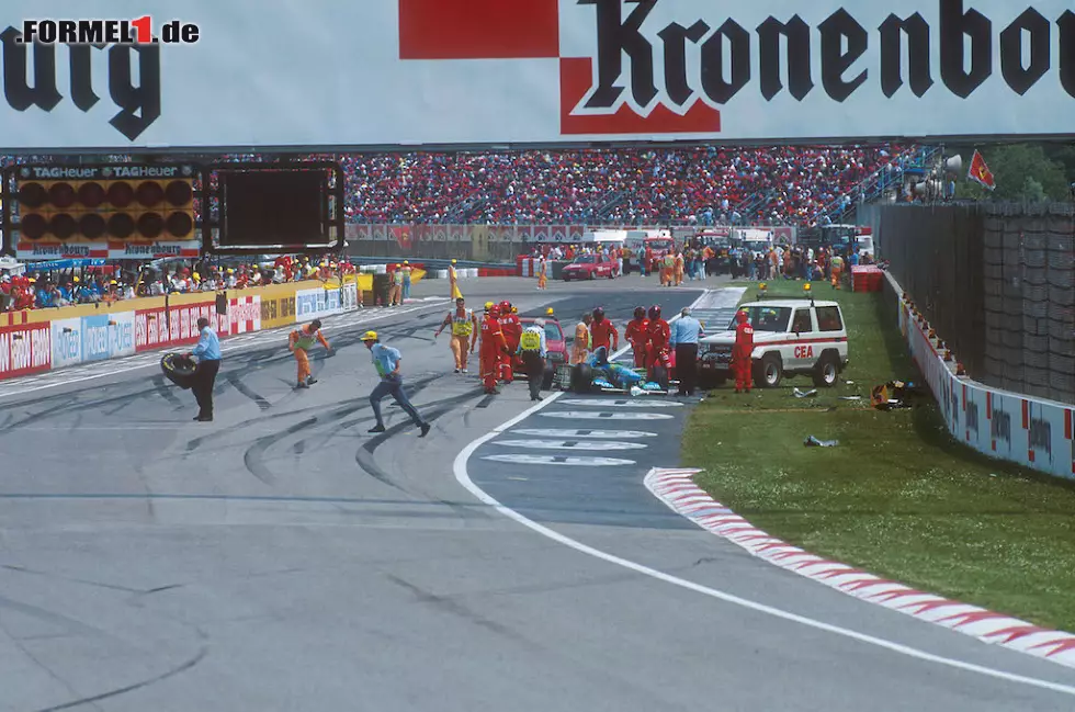 Autodromo Enzo e Dino Ferrari: 2006 ist die Formel 1 zum bis heute letzten Mal in Imola zu Gast. Zuvor steht die Strecke seit 1980 ohne Unterbrechung im Kalender der Königsklasse - dann ist Schluss. Die Strecke gilt als nicht mehr zeitgemäß. Anschließend wird der Traditionskurs umgebaut und modernisiert. Foto zur News: Autodromo Enzo e Dino Ferrari: 2006 ist die Formel 1 zum bis heute letzten Mal in Imola zu Gast. Zuvor steht die Strecke seit 1980 ohne Unterbrechung im Kalender der Königsklasse - dann ist Schluss. Die Strecke gilt als nicht mehr zeitgemäß. Anschließend wird der Traditionskurs umgebaut und modernisiert.