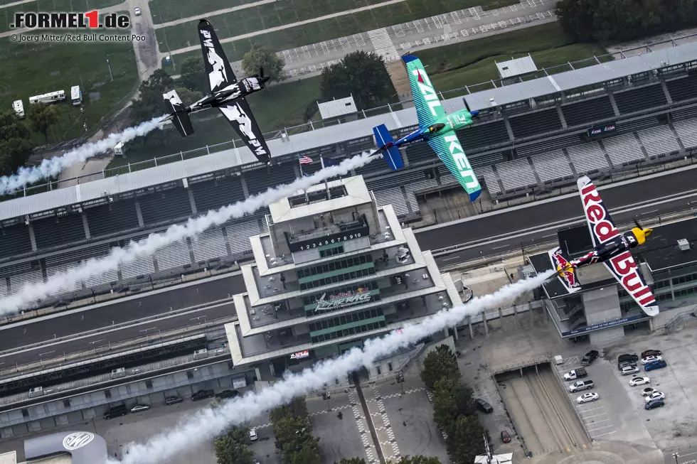 Als Ersatz für die Formel 1 kommt 2008 die MotoGP nach Indianapolis. Die Königsklasse auf zwei Rädern bleibt bis 2015, dann ist auch hier Schluss. Die US-Serien NASCAR und IndyCar - inklusive des Indy 500 - fahren aber natürlich bis heute auf dem "Brickyard". Seit 2016 findet dort außerdem ein Lauf des Red-Bull-Air-Race statt. Foto zur News: Als Ersatz für die Formel 1 kommt 2008 die MotoGP nach Indianapolis. Die Königsklasse auf zwei Rädern bleibt bis 2015, dann ist auch hier Schluss. Die US-Serien NASCAR und IndyCar - inklusive des Indy 500 - fahren aber natürlich bis heute auf dem "Brickyard". Seit 2016 findet dort außerdem ein Lauf des Red-Bull-Air-Race statt.