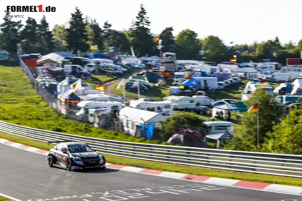 Foto zur News: Motorsport gibt es hier aber weiterhin. Neben der VLN und dem 24-Stunden-Rennen fahren nach dem Formel-1-Aus unter anderem auch Langstrecken- und Tourenwagen-WM auf dem Grand-Prix-Kurs beziehungsweise der Nordschleife. Auch eine Rückkehr der Formel 1 in Zukunft ist nicht ausgeschlossen.