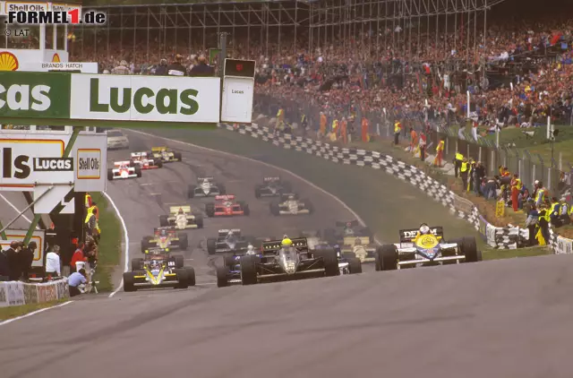 Brands Hatch Circuit: Die Traditionsstrecke in Großbritannien ist deutlich beliebter - und hält sich auch deutlich länger in der Formel 1. Insgesamt 14-mal fährt die Königsklasse zwischen 1964 und 1986 hier. Anschließend zieht die Königsklasse in Großbritannien jedoch permanent nach Silverstone. Die dortige Strecke gilt als F1-tauglicher. Foto zur News: Brands Hatch Circuit: Die Traditionsstrecke in Großbritannien ist deutlich beliebter - und hält sich auch deutlich länger in der Formel 1. Insgesamt 14-mal fährt die Königsklasse zwischen 1964 und 1986 hier. Anschließend zieht die Königsklasse in Großbritannien jedoch permanent nach Silverstone. Die dortige Strecke gilt als F1-tauglicher.