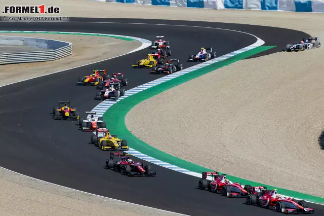 Interessant: Eigentlich hätte 1994 bereits Schluss sein sollen, aber weil der Große Preis von Portugal 1997 aus dem Kalender gestrichen wird, bekommt Jerez noch einmal ein einmaliges Comeback. Auch heute ist auf der Strecke weiterhin viel los. Nicht nur die MotoGP ist ein regelmäßiger Gast, 2017 fährt hier zum Beispiel auch die Formel 2. Foto zur News: Interessant: Eigentlich hätte 1994 bereits Schluss sein sollen, aber weil der Große Preis von Portugal 1997 aus dem Kalender gestrichen wird, bekommt Jerez noch einmal ein einmaliges Comeback. Auch heute ist auf der Strecke weiterhin viel los. Nicht nur die MotoGP ist ein regelmäßiger Gast, 2017 fährt hier zum Beispiel auch die Formel 2.