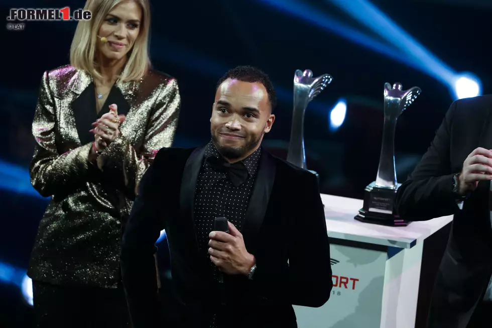 Rennfahrer des Jahres: Lewis Hamilton (Formel 1), repräsentiert durch Bruder Nicolas - "Sorry, dass ich heute nicht hier sein kann. Ich möchte allen danken, die für mich abgestimmt haben. Glückwunsch an alle anderen Nominierten und Gewinner: 2018 war für euch hoffentlich ein genauso tolles Jahr wie für mich." Foto zur News: Rennfahrer des Jahres: Lewis Hamilton (Formel 1), repräsentiert durch Bruder Nicolas - "Sorry, dass ich heute nicht hier sein kann. Ich möchte allen danken, die für mich abgestimmt haben. Glückwunsch an alle anderen Nominierten und Gewinner: 2018 war für euch hoffentlich ein genauso tolles Jahr wie für mich."
