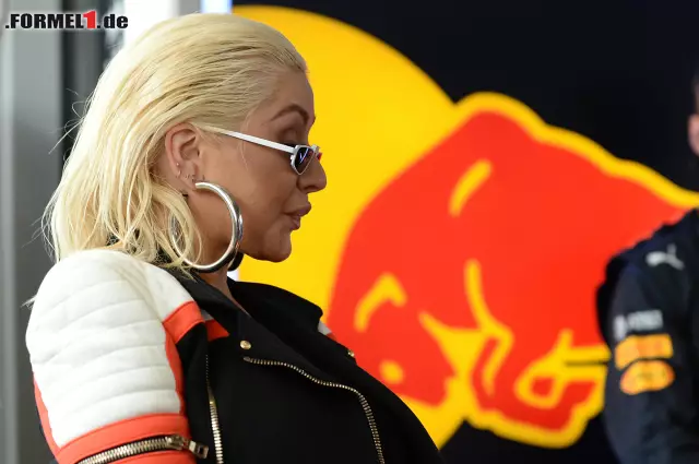 Als die inzwischen 37-jährige Sängerin, die mit dem Hit "Genie in a Bottle" Ende der 1990er-Jahre den Durchbruch schaffte, Red Bull einen Besuch abstattete, war die Welt noch in Ordnung. Dabei schien der Bulle bereits in Angriffslaune. Grund genug, um ... Foto zur News: Als die inzwischen 37-jährige Sängerin, die mit dem Hit "Genie in a Bottle" Ende der 1990er-Jahre den Durchbruch schaffte, Red Bull einen Besuch abstattete, war die Welt noch in Ordnung. Dabei schien der Bulle bereits in Angriffslaune. Grund genug, um ...