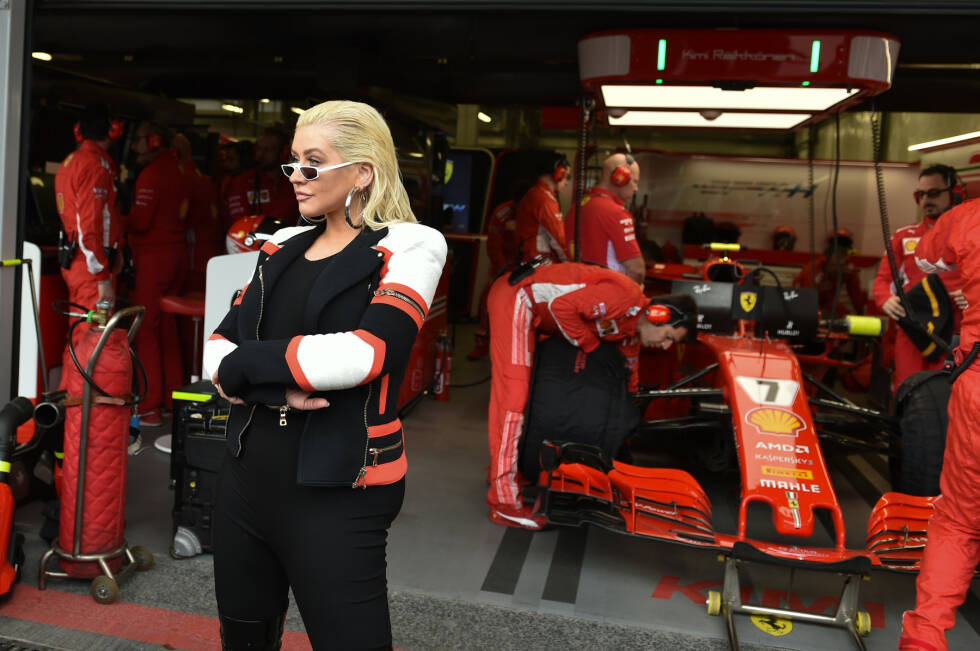 Foto zur News: ... Sebastian Vettel ließ sich bei Aguileras Besuch bei Ferrari nicht blicken. Womöglich liegt es am Musikgeschmack des Heppenheimers, der die Beatles den Chart-Hits vorzieht. Als es dann langsam ernst wurde, ...
