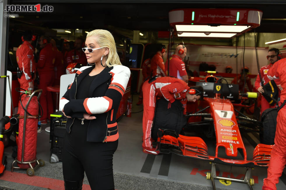 Foto zur News: ... Sebastian Vettel ließ sich bei Aguileras Besuch bei Ferrari nicht blicken. Womöglich liegt es am Musikgeschmack des Heppenheimers, der die Beatles den Chart-Hits vorzieht. Als es dann langsam ernst wurde, ...