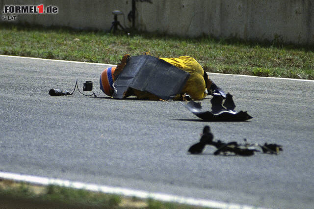 Foto zur News: Ein Bild, das sich ins Gedächtnis vieler Formel-1-Fans einbrennt: Martin Donnelly wird 1990 bei seinem Horrorunfall im ersten Qualifying in Jerez aus dem Lotus geschleudert und liegt mitsamt dem Sitz völlig ungeschützt auf dem Asphalt. Jetzt durch weitere Bilder des Dramas klicken!