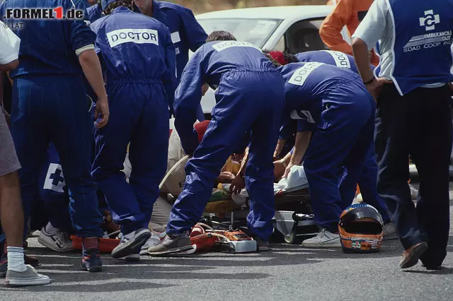 ... rettet sofort nach dem Eintreffen das Leben des 26-jährigen Nordiren, indem er den Helm abnimmt und die Atemwege Donnellys freimacht. Dann sieht er die deformierten Beine des Piloten, der viel Blut verliert und veranlasst den Transport ins Medical Center und später per Hubschrauber ins Krankenhaus nach Sevilla. Donnellys Auto ... Foto zur News: ... rettet sofort nach dem Eintreffen das Leben des 26-jährigen Nordiren, indem er den Helm abnimmt und die Atemwege Donnellys freimacht. Dann sieht er die deformierten Beine des Piloten, der viel Blut verliert und veranlasst den Transport ins Medical Center und später per Hubschrauber ins Krankenhaus nach Sevilla. Donnellys Auto ...