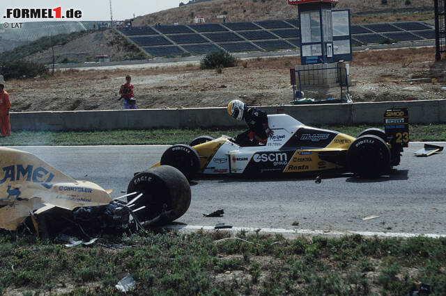 Foto zur News: ... bis erste Hilfe naht. Minardi-Pilot Pierluigi Martini ist der erste Fahrer, der anhält, um nach seinem Kollegen zu sehen. Doch der Italiener fürchtet, dass der Nordire tot ist und benötigt selbst erste Hilfe. Nach wie vor liegt ...