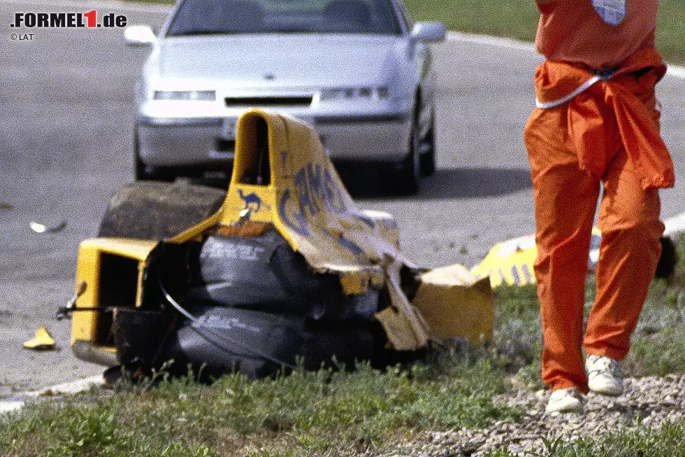 Foto zur News: Das Auto ist beim 46-g-Anprall direkt hinter dem Sitz auseinander gebrochen. Die Leitplanken sind nicht einmal durch Reifenstapel geschützt. Das Training wird sofort abgebrochen, aber es dauert lange, ...