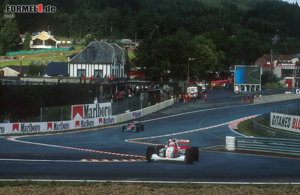 1994: Nach den tödlichen Unfällen von Roland Ratzenberger und Ayrton Senna wird einmalig eine Schikane in Eau Rouge eingebaut, um das Tempo vor der Senke zu reduzieren Foto zur News: 1994: Nach den tödlichen Unfällen von Roland Ratzenberger und Ayrton Senna wird einmalig eine Schikane in Eau Rouge eingebaut, um das Tempo vor der Senke zu reduzieren