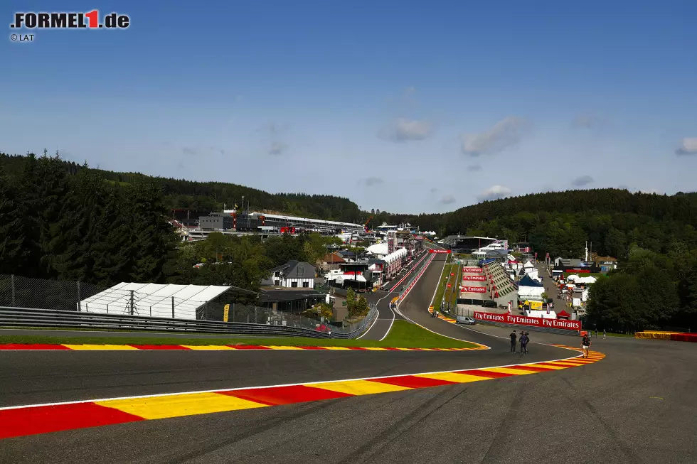 Foto zur News: 2018: Der Linksknick Eau Rouge und die bergauf führende Rechtskurve Raidillon in der Gegenwart. Aber wie hat diese Stelle in der Vergangenheit ausgesehen? Wir tauchen ein in das Bildarchiv von Motorsport Images und beginnen unsere Zeitreise im Jahr 1952 ...