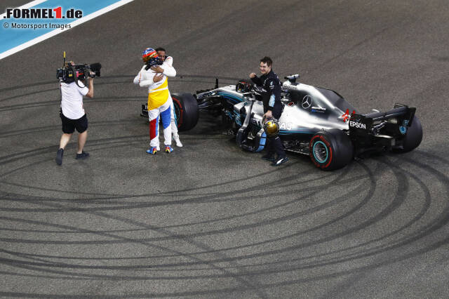 10: Alte Rivalen: Beim emotionalen Abschied in Abu Dhabi fallen einander Fernando Alonso und Lewis Hamilton in die Arme. Eine große Geste - vergessen die Konflikte vergangener Jahre. Alonso fährt 2018 hinterher. Dabei hat die Saison vielversprechend begonnen. "Now we can fight", hat Alonso in Melbourne gefunkt. 10: Alte Rivalen: Beim emotionalen Abschied in Abu Dhabi fallen einander Fernando Alonso und Lewis Hamilton in die Arme. Eine große Geste - vergessen die Konflikte vergangener Jahre. Alonso fährt 2018 hinterher. Dabei hat die Saison vielversprechend begonnen. "Now we can fight", hat Alonso in Melbourne gefunkt.