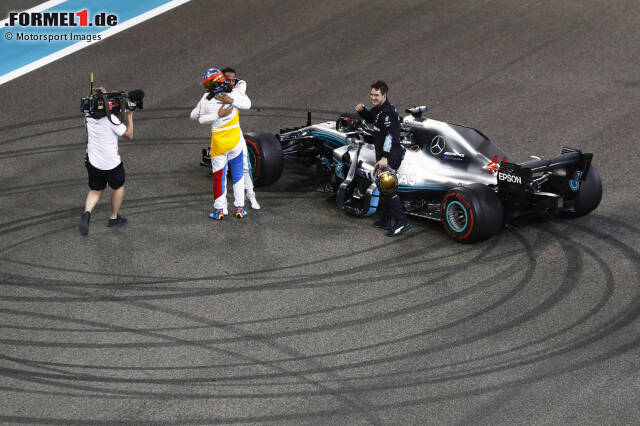 Foto zur News: 10: Alte Rivalen: Beim emotionalen Abschied in Abu Dhabi fallen einander Fernando Alonso und Lewis Hamilton in die Arme. Eine große Geste - vergessen die Konflikte vergangener Jahre. Alonso fährt 2018 hinterher. Dabei hat die Saison vielversprechend begonnen. "Now we can fight", hat Alonso in Melbourne gefunkt.