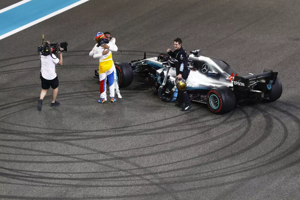 Foto zur News: 10: Alte Rivalen: Beim emotionalen Abschied in Abu Dhabi fallen einander Fernando Alonso und Lewis Hamilton in die Arme. Eine große Geste - vergessen die Konflikte vergangener Jahre. Alonso fährt 2018 hinterher. Dabei hat die Saison vielversprechend begonnen. &quot;Now we can fight&quot;, hat Alonso in Melbourne gefunkt.