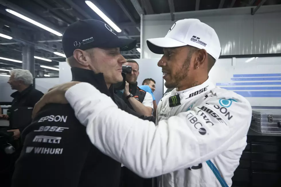 Foto zur News: 8: Das hat Größe: Obwohl er eigenen Angaben nach den Frust erst einmal mit &quot;zehn Bier&quot; runterspülen muss, gratuliert Valtteri Bottas nach seinem Reifenschaden in der drittletzten Runde Teamkollege Lewis Hamilton zum Sieg. Für den Finnen der Wendepunkt in der WM. Zum Negativen.