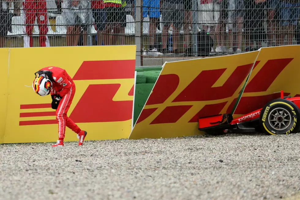 Foto zur News: 7: &quot;Sorry, guys&quot;, weint Sebastian Vettel nach dem Ausfall - in Führung liegend - in den Boxenfunk. So sehr hat er sich gewünscht, den Heim-Grand-Prix in Hockenheim erstmals zu gewinnen. Nach dem Rennen versinkt das Motodrom in sintflutartigem Regen. Weil die Götter mit Vettel weinen, meinen manche.