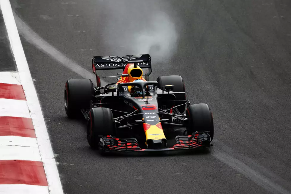 Foto zur News: 5: Ricciardos Tiefpunkt: Nach dem Motorschaden beim Grand Prix von Mexiko ist er so enttäuscht, dass er in der ersten Emotion ankündigt: &quot;Es ist hoffnungslos. Ich weiß nicht, warum ich am Rennsonntag überhaupt noch aufkreuze.&quot; Da vergeht sogar dem &quot;Sonnyboy&quot; aus Australien das Lächeln.