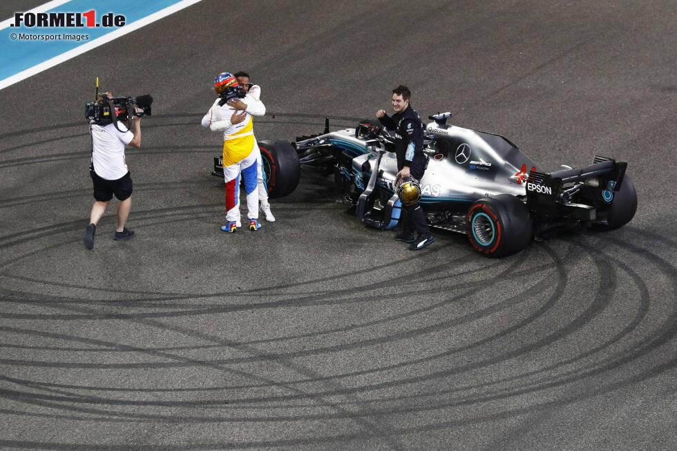 Foto zur News: 10: Alte Rivalen: Beim emotionalen Abschied in Abu Dhabi fallen einander Fernando Alonso und Lewis Hamilton in die Arme. Eine große Geste - vergessen die Konflikte vergangener Jahre. Alonso fährt 2018 hinterher. Dabei hat die Saison vielversprechend begonnen. &amp;quot;Now we can fight&amp;quot;, hat Alonso in Melbourne gefunkt.