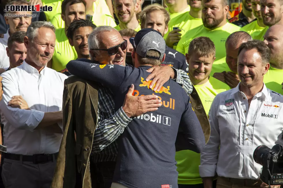 Foto zur News: 9: Davon hat Dietrich Mateschitz lange geträumt: Der erste &quot;Heimsieg&quot; des Teams auf dem Red-Bull-Ring sorgt für große Emotionen - auch bei 18.000 Holländern, die ihren Superstar Max Verstappen frenetisch feiern! Der ganz besondere Moment löst selbst bei &quot;Oberbulle&quot; Mateschitz große Emotionen aus.