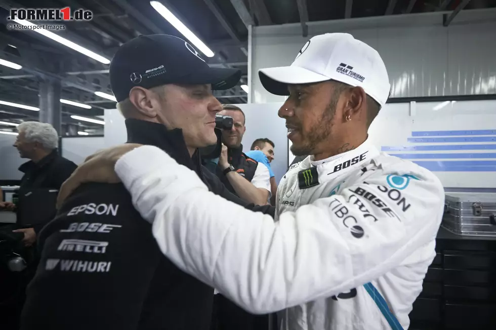 Foto zur News: 8: Das hat Größe: Obwohl er eigenen Angaben nach den Frust erst einmal mit &quot;zehn Bier&quot; runterspülen muss, gratuliert Valtteri Bottas nach seinem Reifenschaden in der drittletzten Runde Teamkollege Lewis Hamilton zum Sieg. Für den Finnen der Wendepunkt in der WM. Zum Negativen.