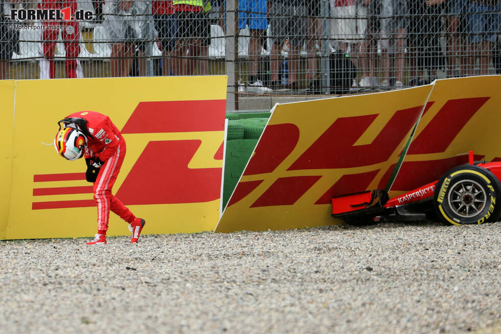 Foto zur News: 7: &quot;Sorry, guys&quot;, weint Sebastian Vettel nach dem Ausfall - in Führung liegend - in den Boxenfunk. So sehr hat er sich gewünscht, den Heim-Grand-Prix in Hockenheim erstmals zu gewinnen. Nach dem Rennen versinkt das Motodrom in sintflutartigem Regen. Weil die Götter mit Vettel weinen, meinen manche.