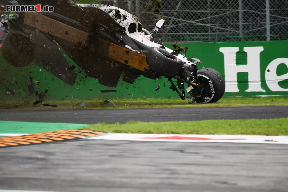 Foto zur News: Ericsson drehte sich und schlug in die Begrenzung ein, bevor sich sein Auto im Gras eingrub und anfing sich zu überschlagen.