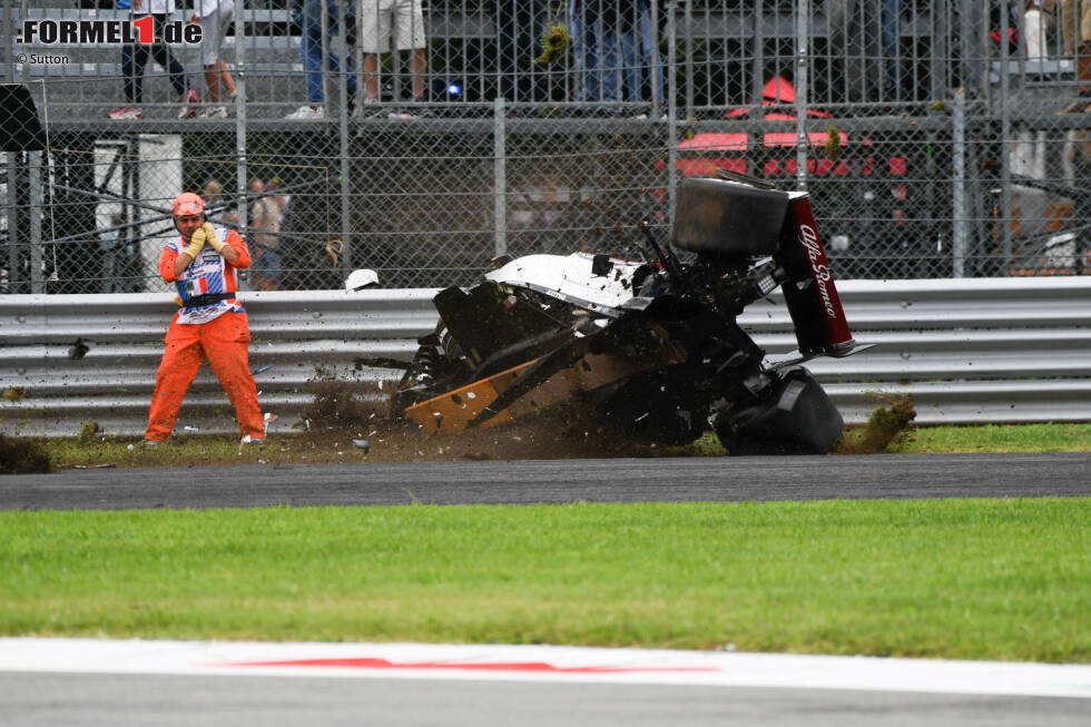 Foto zur News: Doch Ericsson hatte Glück im Unglück. Trotz dieser Bilder wurde der Sauber-Pilot nicht verletzt. Ericsson stieg aus dem Auto aus und funkte, dass er okay sei. Auch im Medical-Center wurden keine Verletzungen festgestellt.