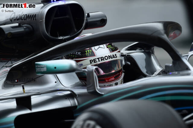 Halo ist in der Formel 1 angekommen - und wird von den Teams natürlich gleich als aerodynamisches Hilfsmittel missbraucht. Schon am ersten Testtag lassen sich unterschiedliche Design-Lösungen zeigen, die beweisen, dass Halo mehr als nur ein Kopfschutz ist. Auf die einfachste Variante setzt bislang Mercedes ... Halo ist in der Formel 1 angekommen - und wird von den Teams natürlich gleich als aerodynamisches Hilfsmittel missbraucht. Schon am ersten Testtag lassen sich unterschiedliche Design-Lösungen zeigen, die beweisen, dass Halo mehr als nur ein Kopfschutz ist. Auf die einfachste Variante setzt bislang Mercedes ...
